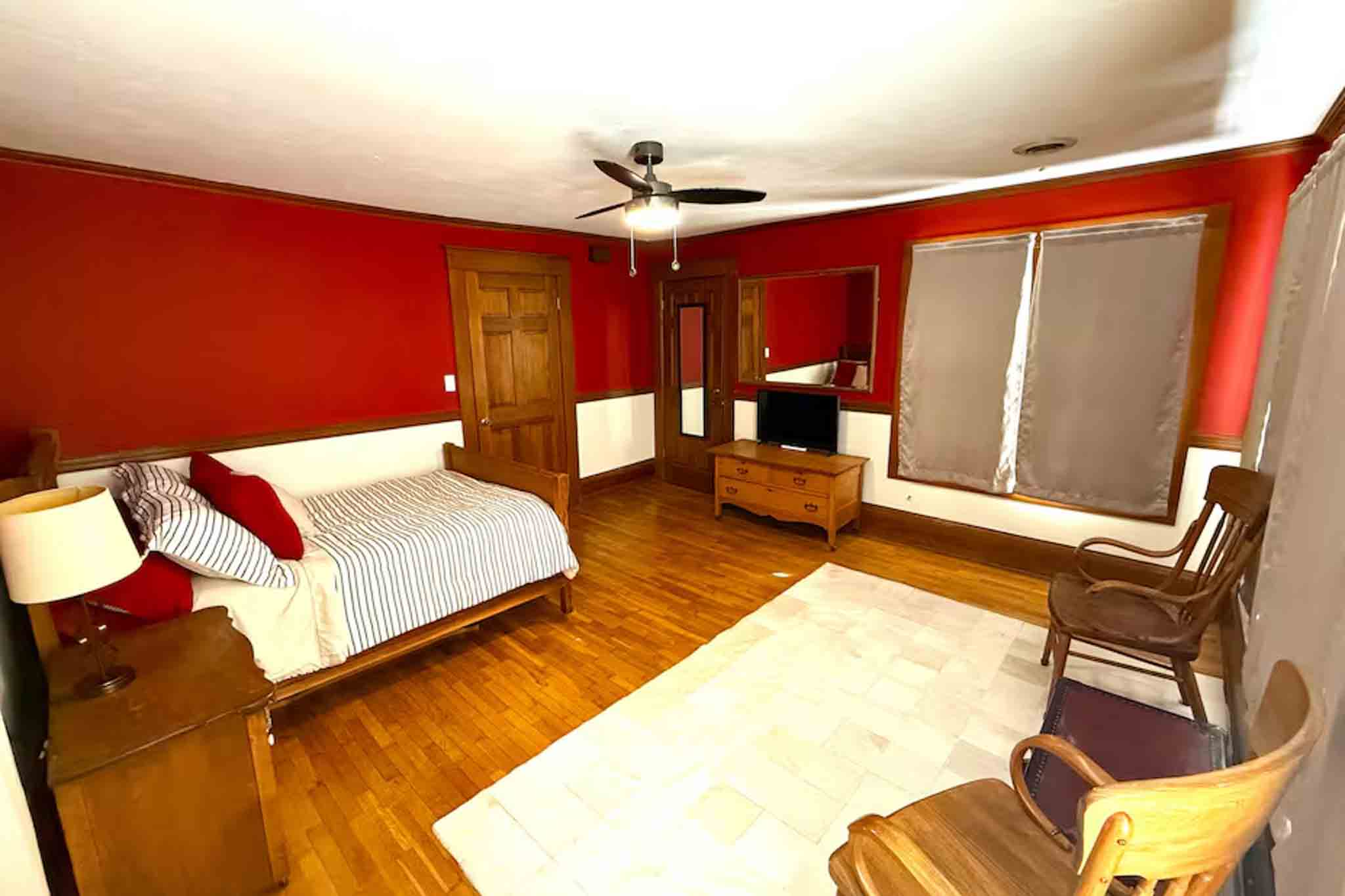 Damaris' Place — a creative 1890s home stay with character and music